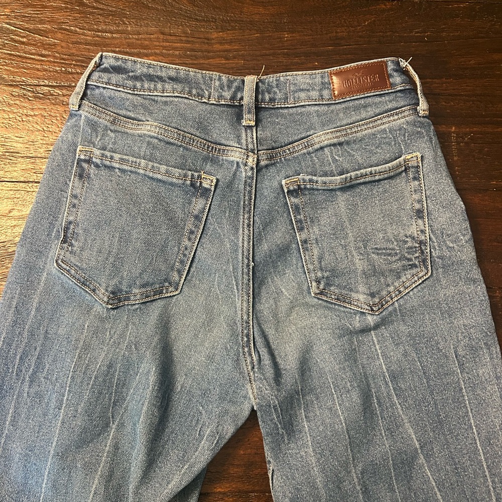 Hollister Blue Patchwork Curvy High Rise Mom Jeans - Picture 5 of 9